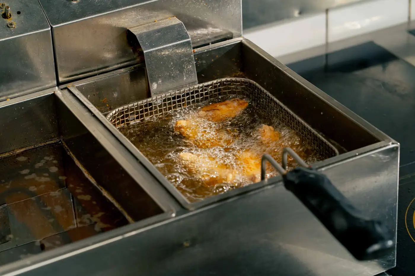Chicken brutzelt im Frittierkorb
