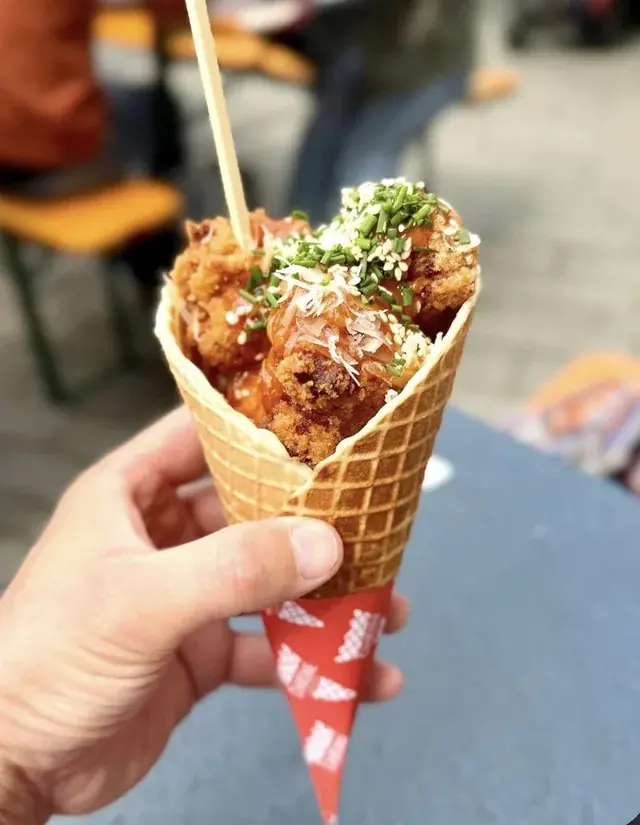 Chicken Cone mit Parmesan, Schnittlauch und Sesam, ein Foto von @chikone.de auf Instagram
