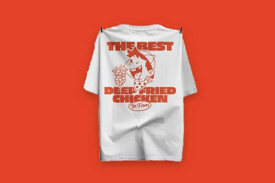 Weißes Crew-Shirt mit Aufdruck The best deep fried chicken in town